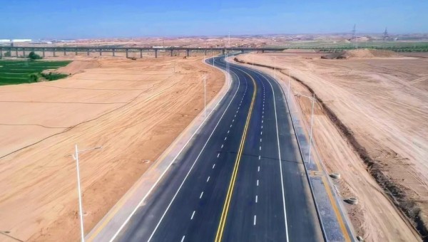 面对疫情严峻形势和经济下行等多重考验，兰州新区城市矿产与表面处理产业园区西路（纬五十路至纬五十四路）项目部严格落实精细化管理措施，抓进度、稳安全、保质量，高标准完成各节点施工任务，全体职工勠力同心、攻