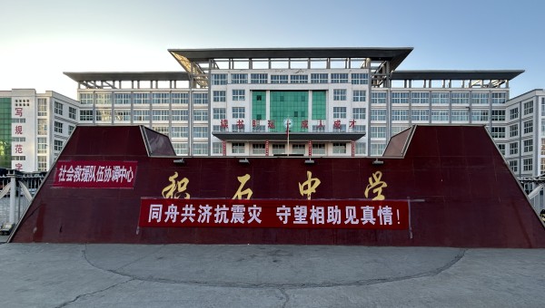 积石山地震发生后，部分校舍受损，ok138cn太阳集团古天乐交科公司紧抓寒假“窗口期”，主动扛起社会责任，加快积石中学15000平米校舍维修任务进度，确保2月25日春季开学前教学楼恢复使用。在各楼层维修现场，安全标识标牌