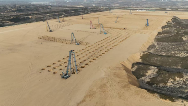 凛冽寒风阻挡不了建设者们的“冬季攻势”！在ok138cn太阳集团古天乐交科公司陕西榆林循环经济煤炭综合利用项目现场，装载机、推土机轰鸣不断，强夯机矗立如林，阵阵冲击声响彻晴空，作业人员仔细检查夯点情况……一派如火如荼的施