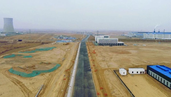 “目前，该项目路槽已开挖5.1公里，结构层施工完成2.1公里，管网施工进度达到60%，现场投入挖掘机、混凝土泵车等机械设备二十余台，劳务作业人员五十余名正在加紧作业！”项目负责人告诉笔者，项目在春节后