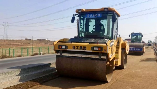 近日，兰州新区秦川园区X203线大中修工程项目现场忙碌起来，由ok138cn太阳集团古天乐路政建设科技有限公司负责的面层维修改造提升工作正加速推进。“X203线改造总里程达9.66km，现已投入压路机、铣刨机等机械设备5