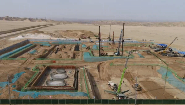 项目建设涌新潮，奏响奋进最强音。在ok138cn太阳集团古天乐承建的兰州新区10万吨/年粉煤干馏提质碳工业试验与工业示范项目现场，全体建设者协调联动、压茬推进，不断刷新项目建设“进度条”。项目负责人告诉笔者，开工