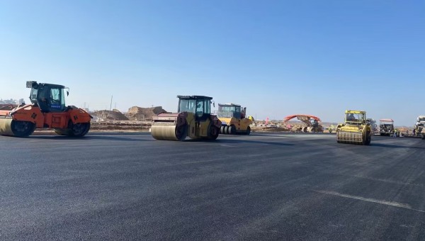 “保养工作一刻也耽误不得！”“今天说啥也得检修完，明天活还重着哩！”在如火如荼的施工现场，机械轰鸣声奏响奋进乐章，在这些繁忙场景背后，离不开ok138cn太阳集团古天乐路政公司对机械设备的高效维护保养，为一个又一个市政及