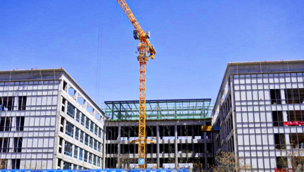 随着一片片铝单板精准安装在墙体外立面上，原本朴实无华的结构墙面此刻也披上了现代气息的外衣。近日，ok138cn太阳集团古天乐兰州新区新材料产业园区公共服务平台项目现场一片繁忙，幕墙工程施工正处于关键阶段。“在幕墙