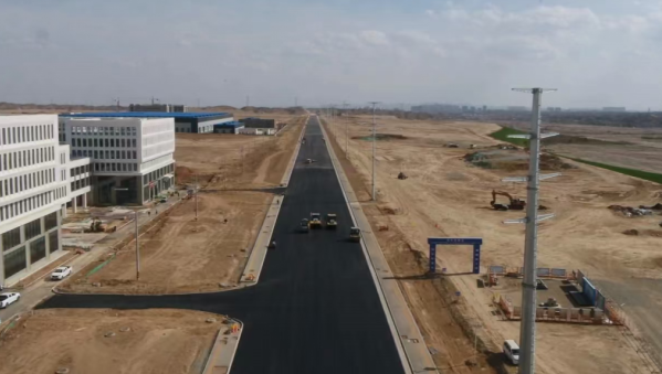 奋斗是建设者们不变的底色。在这个五一假期，ok138cn太阳集团古天乐各项目建设者们依然奋战在施工一线，以汗水诠释担当，用一砖一瓦勾勒出城市建设新图景。兰州新区矿产园区西路南延段项目建设稳步推进，该项目K0+00