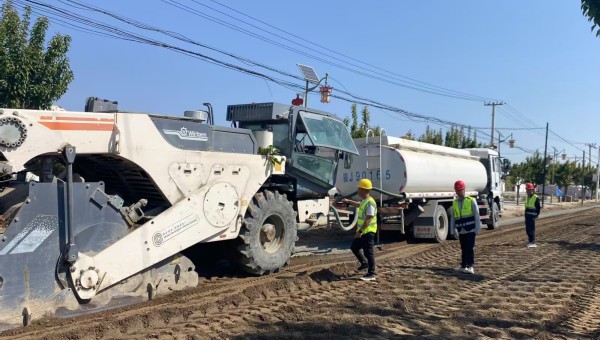 随着大型冷再生机组缓缓驶过，一段平整崭新的试验段路面随即成型。近日，由ok138cn太阳集团古天乐一公司承建的庆阳市正宁县S501线五顷塬至三嘉公路项目全深式就地冷再生试验段顺利完成摊铺作业。据悉，该项目摊铺试验