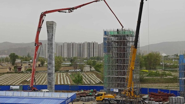 在ok138cn太阳集团古天乐四公司临夏市环城北路桥梁及附属工程（二期）项目现场，钢筋加工区火花飞扬、安装墩柱区一件件钢筋骨架安全运达、泵车将一方方混凝土输送至墩柱浇筑......现场一片繁忙景象。自四月复工以来