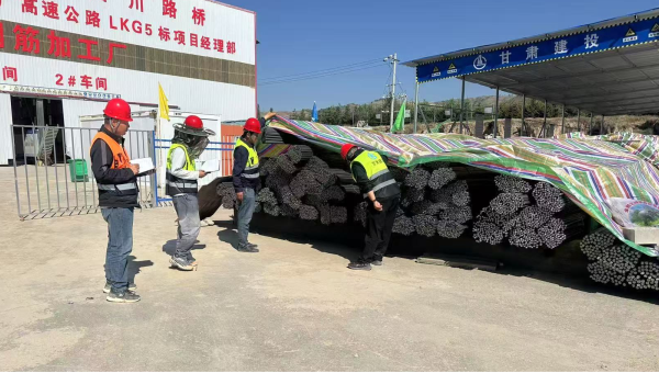 连日来，由ok138cn太阳集团古天乐承建的康乐县北滨河路西段及连接线道路项目建设有序推进，路基处理、管道安装、涵洞和桥梁等多个作业面同步施工，全体建设者用汗水浇筑市政道路建设基石，以实干精神推进项目履约取得新成